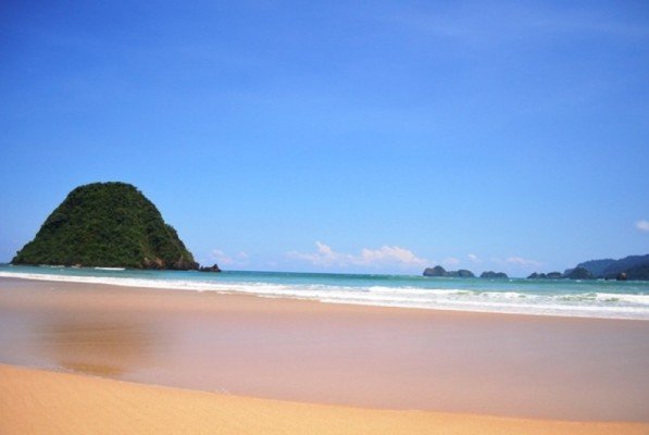 Pantai Pulau Merah