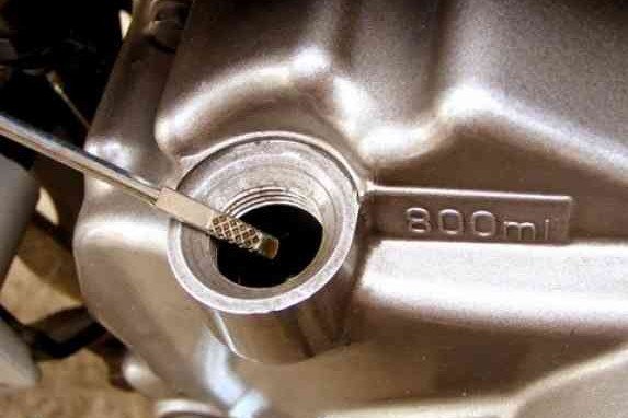 Efek Kekurangan dan Kelebihan Oli pada Mesin Motor Kekurangan dan kelebihan oli pada mesin motor